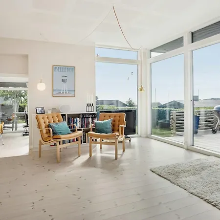 Architect-designed House With Sea Views *